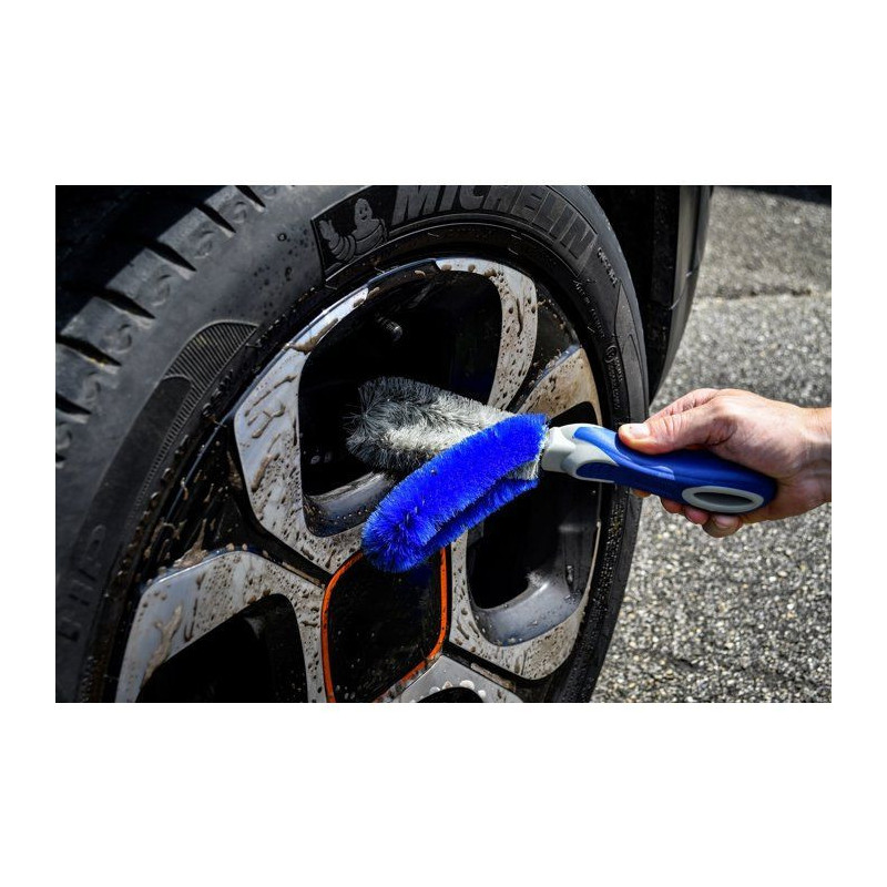 MICHELIN brush cleans rims