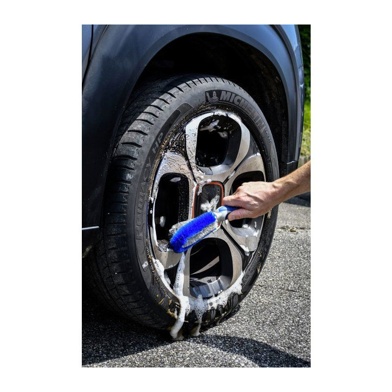 MICHELIN brush cleans rims