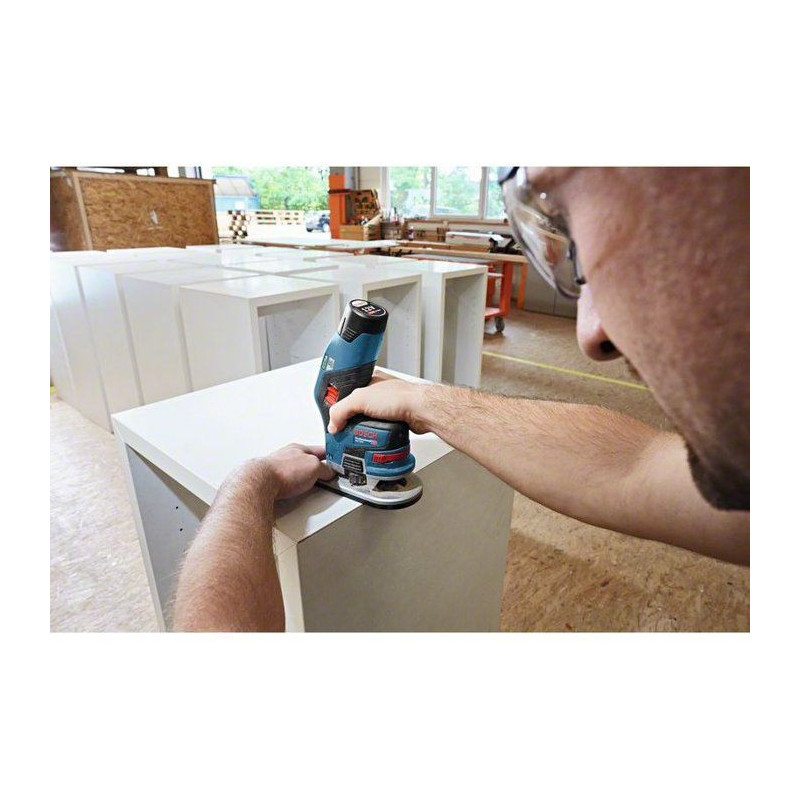 Bosch Professional GKF 12V-8 trimmer with 2 x 3.0 Ah batteries, in Lbo