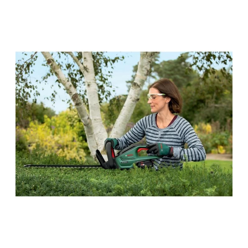 Bosch UniversalHedge Cut 18-55 cordless hedge trimmer without battery
